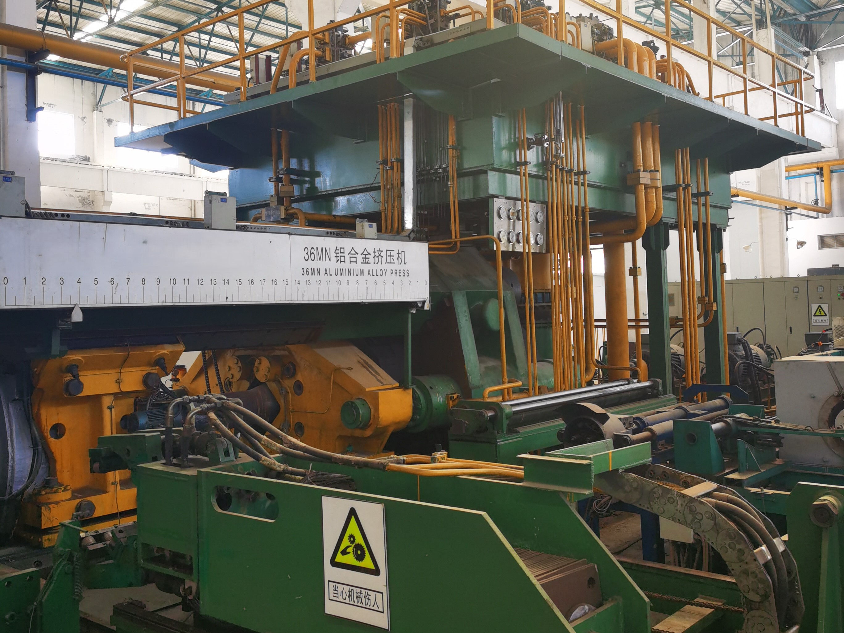 M&aacute;quina de prensa de extrusi&oacute;n.jpg